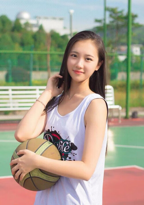 柯隆球队发挥低迷，惨遭主场溃败，柯麦隆篮球