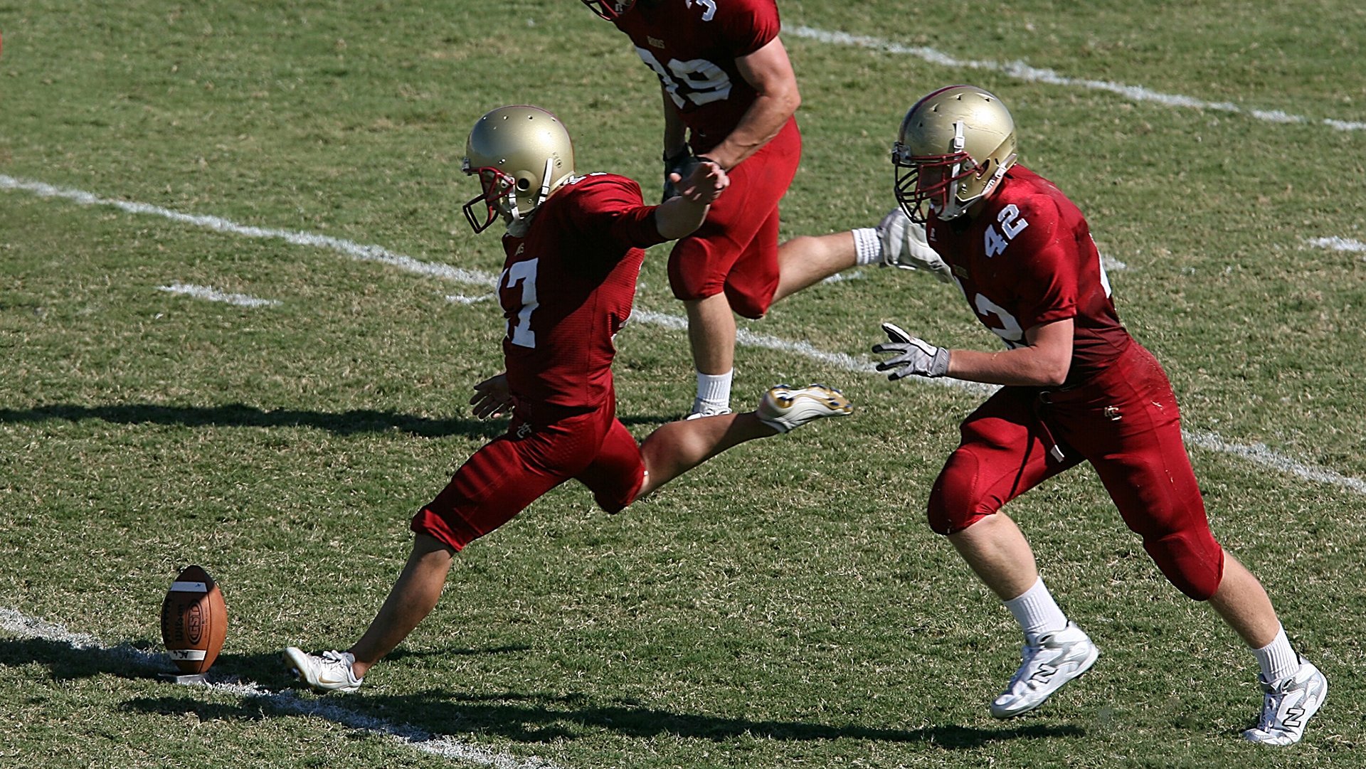 哥伦比亚队中场贝尔特拉在巴黎奥运会上展现出强大的进攻组织能力